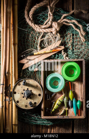 Vintage Angler Ausrüstung mit Net, Stangen und Schwimmer Stockfoto