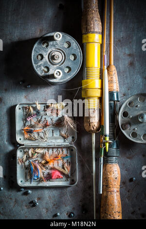 Retro Ausrüstung für die Fischerei mit Schwimmern, Haken und Stangen Stockfoto