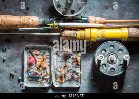 Vintage Angler Ausrüstung mit Angeln fliegen und Stangen Stockfoto