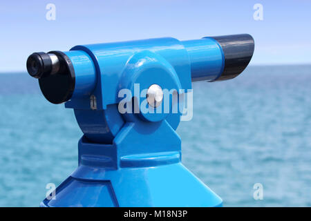 Münzautomaten Fernglas auf dem Pier in Costa Brava, Spanien Stockfoto