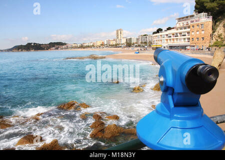 Münzautomaten Fernglas, Blick auf Lloret de Mar (Spanien) Stockfoto