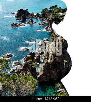 Double Exposure. Silhouette einer schwangeren Frau mit einer felsigen Küste und Meer kombiniert Stockfoto