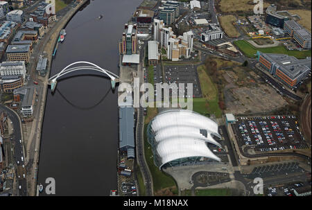 Luftaufnahme der Salbei, Baltic Centre & Millennium Bridge über den Fluss Tyne, Gateshead, Großbritannien Stockfoto