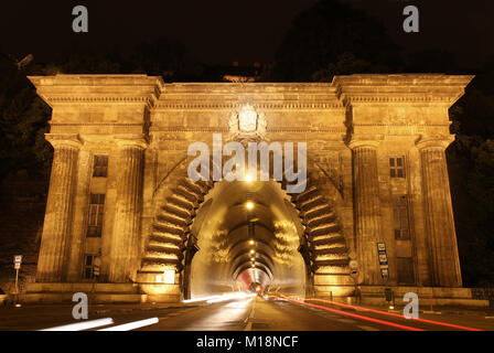 Adam Clark Tunnel mit Ampel in Budapest, Ungarn Stockfoto