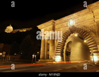 Adam Clark Tunnel mit Ampel in Budapest, Ungarn Stockfoto