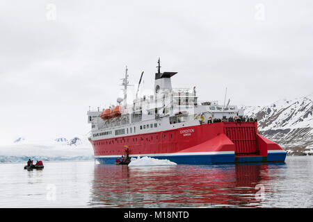 Passagiere auf jollen die Rückkehr zu G Abenteuer Expedition Cruise Ship von einem Gletscher in einem Fjord. Spitzbergen, Svalbard, Norwegen, Skandinavien Stockfoto