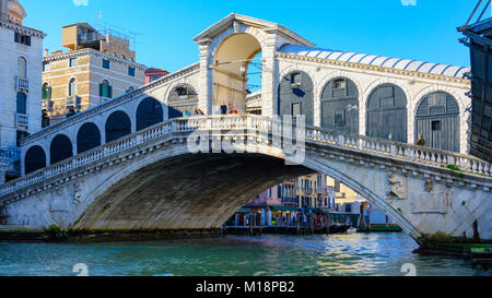 Die Rialto Brücke, San Marco und San Polo, Venedig, Italien 2015. Die Rialto Brücke ist die älteste der vier Brücken, die die Grand Canal in Stockfoto