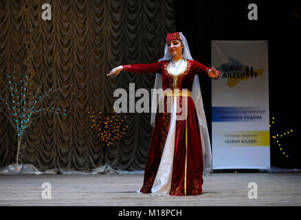 Krimtatarischen Tänzerin in einer nativen Kleid performing native Tanz auf der Bühne Feiern nowruz (Turkvölker zu Neujahr). 24. Dezember 2017. Kiew, Ukraine Stockfoto