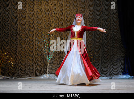 Krimtatarischen Tänzerin in einer nativen Kleid performing native Tanz auf der Bühne Feiern nowruz (Turkvölker zu Neujahr). 24. Dezember 2017. Kiew, Ukraine Stockfoto