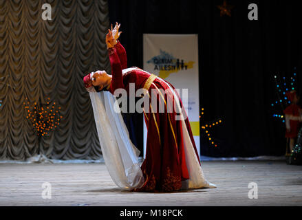 Krimtatarischen Tänzerin in einer nativen Kleid performing native Tanz auf der Bühne. Nowruz (Turkvölker feiern das neue Jahr). 24. Dezember 2017. Kiew, Ukraine Stockfoto