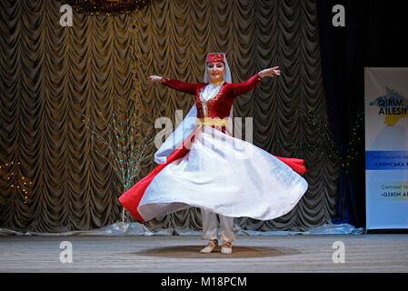 Krimtatarischen Tänzerin in einer nativen Kleid performing native Tanz auf der Bühne Feiern nowruz (Turkvölker zu Neujahr). 24. Dezember 2017. Kiew, Ukraine Stockfoto