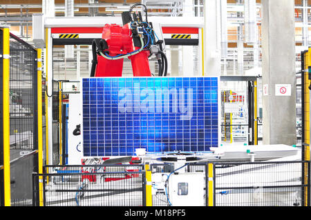 Arbeitsroboter Solarzellenherstellung // solar panel Factory Automation Stockfoto