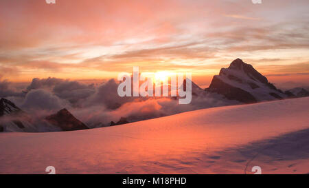 Panoramablick auf die traumhafte rosa Sonnenaufgang über Gletscher und hohe Berge in den Alpen Stockfoto