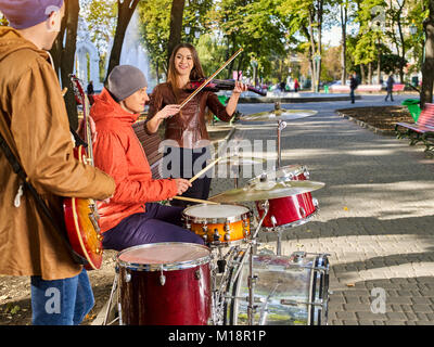 Festival-Musik-Band. Freunde spielen in Schlaginstrumenten Stadtpark. Stockfoto