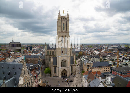 Gent, Belgien - 16 April 2017: Luftaufnahme von Gent von Belfry - wunderschöne mittelalterliche Gebäude der Altstadt, Belgien. Stockfoto