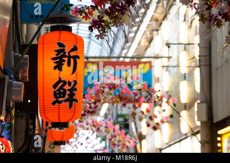 (27. Januar 2018, Osaka, Japan) Rote Laterne (s) in Janjan Yokocho (eine lokale kommerzielle Straße) in Shinsekai Bezirk, Osaka, Japan Stockfoto