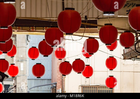 (27. Januar 2018, Osaka, Japan) Rote Laterne (s) in Janjan Yokocho (eine lokale kommerzielle Straße) in Shinsekai Bezirk, Osaka, Japan Stockfoto