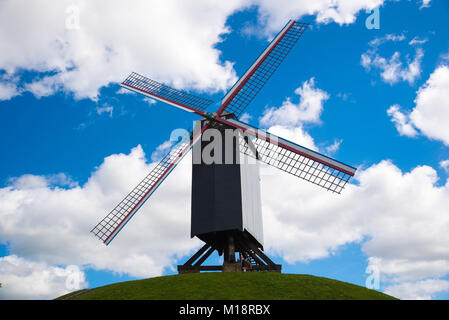 Brügge, Belgien - April 17, 2017: Windmühle in Brügge, Nordeuropa, Belgien. Historisches Gebäude für den Tourismus in der Stadt erhalten, entlang des Kanals Stockfoto