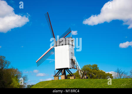 Brügge, Belgien - April 17, 2017: Windmühle in Brügge, Nordeuropa, Belgien. Historisches Gebäude für den Tourismus in der Stadt erhalten, entlang des Kanals Stockfoto