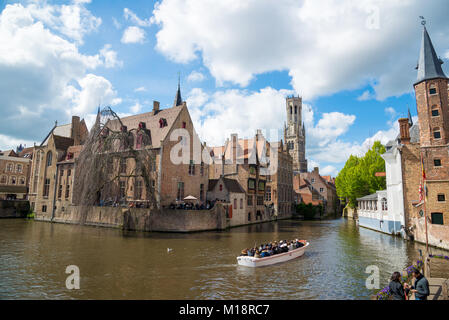 Brügge, Belgien - April 17, 2017: Touristenboot auf Kanal in Brügge in einem schönen Sommertag, Belgien Stockfoto