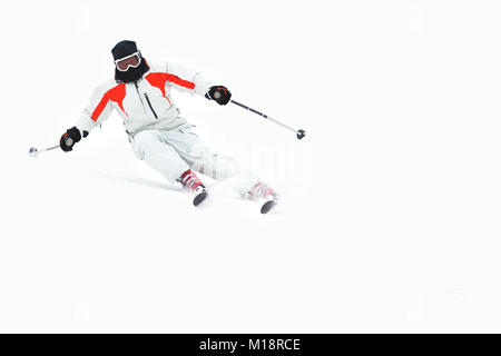 Alpine Skifahrer Skifahren bergab über weißen Schnee Hintergrund Stockfoto