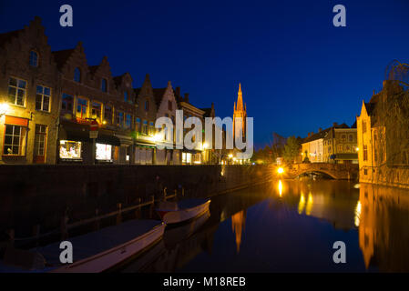 Brügge, Belgien - 18 April 2017: Dijver Kanal und der Muttergottes Kirche von Brügge, Belgien. Stockfoto