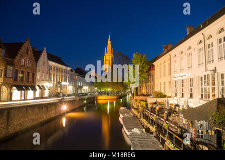 Brügge, Belgien - 18 April 2017: Dijver Kanal und der Muttergottes Kirche von Brügge, Belgien. Stockfoto