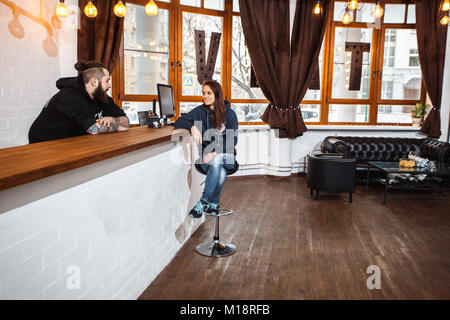 Lächelnde Mädchen an der Rezeption Stockfoto