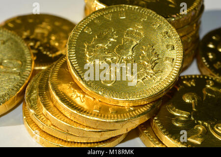 Schokolade Münzen, Gold Folie eingewickelt, mit einem 5 Pence auf einem Haufen Stockfoto