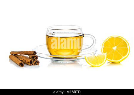 Konzept Bild einer Heilung und wärmende Getränk - heiße Tasse Tee mit Zimt und Zitrone auf einem weißen Hintergrund. Stockfoto
