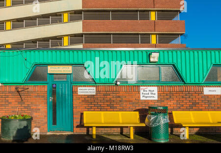 Bunte Anfrage Büro- und Umkleideraum, mit Parkplatz hinter, neben dem Markt im Stadtzentrum von Peterborough, Cambridgeshire, England, UK. Stockfoto