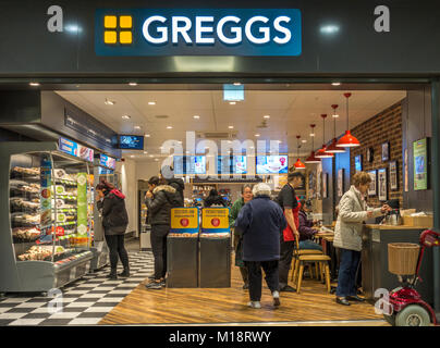 Greggs shop, Mitarbeiter und Kunden in die Queensgate Shopping Center, Peterborough Stadt Zweig der Bäckereikette. Cambridgeshire, England, UK. Stockfoto