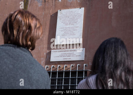 Roma, Italien. 27 Jan, 2018. Studenten vor der Gedenktafel zur Erinnerung an die Raid und Deportation der Juden von Rom am 16. Oktober 1943 Credit: Matteo Nardone/Pacific Press/Alamy leben Nachrichten Stockfoto