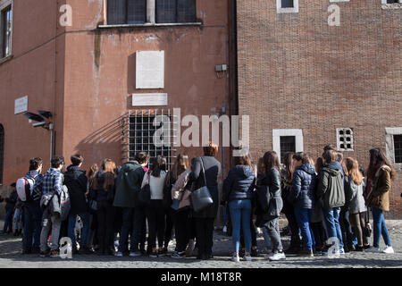 Roma, Italien. 27 Jan, 2018. Studenten vor der Gedenktafel zur Erinnerung an die Raid und Deportation der Juden von Rom am 16. Oktober 1943 Credit: Matteo Nardone/Pacific Press/Alamy leben Nachrichten Stockfoto