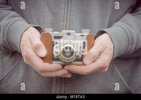 Vintage Kamera wird mit beiden Händen gehalten Stockfoto