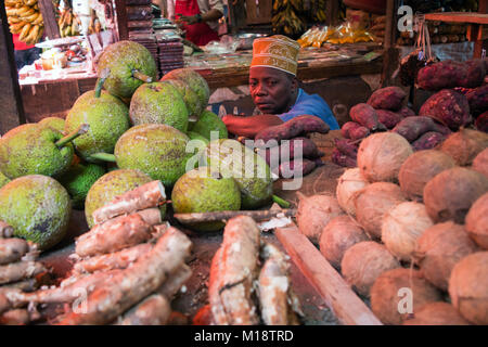 STONE Town, Sansibar - Dez 31, 2017: Verkäufer bietet frisches Obst und Gemüse an darajani Markt in Stone Town, Sansibar Stockfoto