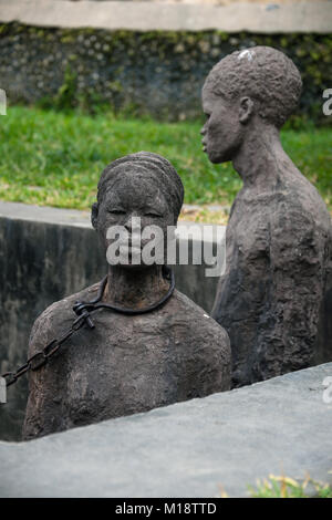 STONE Town, Sansibar - Jan 3, 2018: Sklaverei Denkmal mit Skulpturen und Ketten in der Nähe des ehemaligen Sklavenhandel in Stone Town, UNESCO Weltkulturerbe Stockfoto