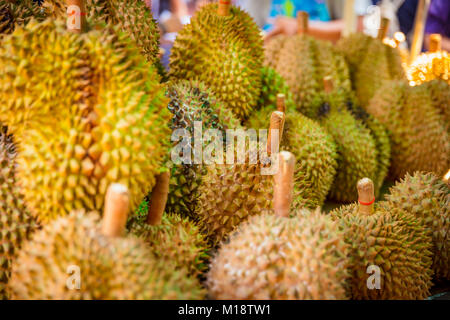 Durian Früchte für den Verkauf auf Marktstand Stockfoto