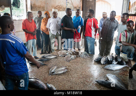 STONE Town, Sansibar - Jan 4, 2018: Auktion bei Darajani Markt in Stone Town, Sansibar Stockfoto