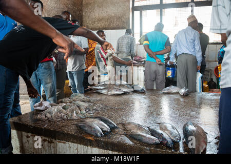 STONE Town, Sansibar - Jan 4, 2018: Auktion bei Darajani Markt in Stone Town, Sansibar Stockfoto