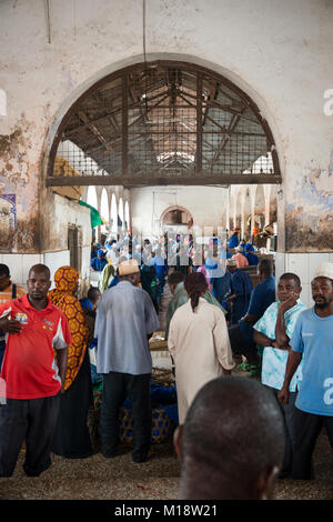 STONE Town, Sansibar - Jan 4, 2018: voll Darajani Markt in Stone Town, Sansibar Stockfoto