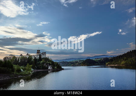 Die mittelalterliche Burg auf der Lagune in Niedzica Stockfoto