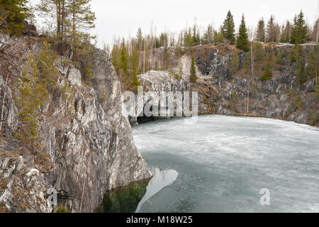 Marmorsteinbruch Ruskeala im frühen Frühjahr, Karelien, Russland Stockfoto