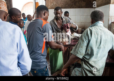 STONE Town, Sansibar - Jan 4, 2018: Auktion bei Darajani Markt in Stone Town, Sansibar Stockfoto