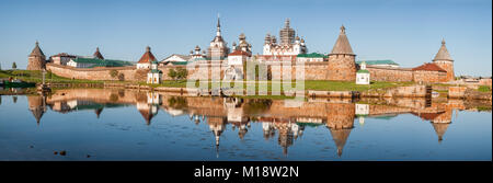 Panoramablick auf solovetsky Kloster aus der Bucht von Wohlbefinden, Russland. Stockfoto