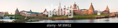 Blick auf solovetsky Kloster aus der Bucht des Wohlbefindens auf Sonnenuntergang, Russland. Stockfoto