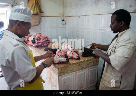 STONE Town, Sansibar - Jan 4, 2018: Männer bereiten Ziege Fleisch zum Verkauf an darajani Markt in Stone Town, Sansibar Stockfoto