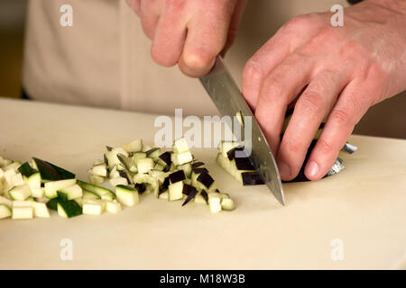 Zucchini würfeln Nahaufnahme. Stockfoto