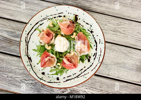 Feinkost Salat mit burrat Käse. Stockfoto