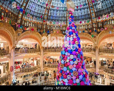 Paris, Frankreich - 6. Januar 2018: Innenraum des Einkaufszentrum Galeries Lafayette Boulevard Haussmann in Paris. Stockfoto